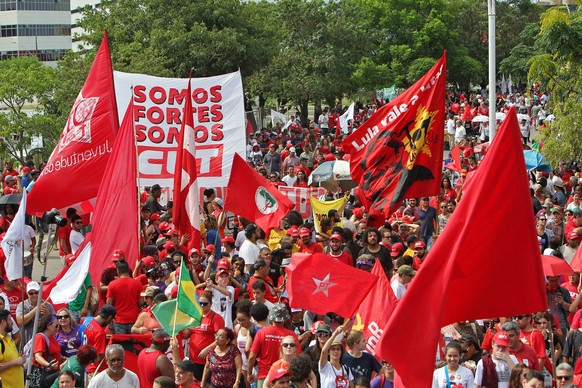 epa06470933 People attend a support rally for former Brazilian president Luiz Inacio Lula da Silva in Porto Alegre, Brazil, 24 January 2018. A regional appeal court TRF-4 in Porto Alegre is holding a  ...