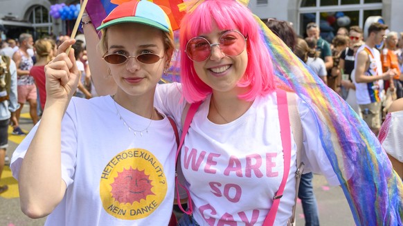 Impressionen zum diesjaehrigen Zuerich Pride Festival in der Stadt Zuerich das unter dem Motto &quot; STRONG IN
DIVERSITY &quot; steht , am Samstag, 15. Juni 2019, in Zuerich. (KEYSTONE/Melanie Duchen ...