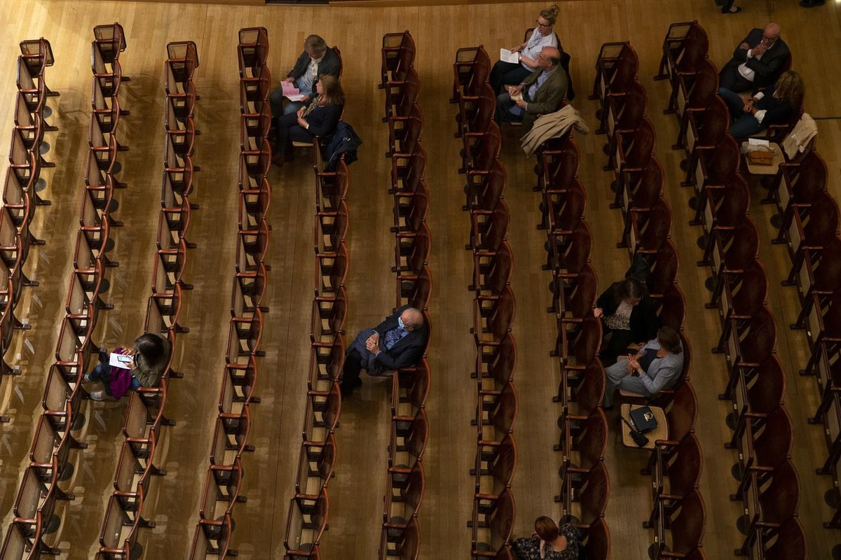 Spectators wait as the Orchestre de la Suisse Romande (OSR), a Swiss symphony orchestra, directed by Jonathan Nott, performs at the Victoria Hall after more than two months and half of lockdown measur ...