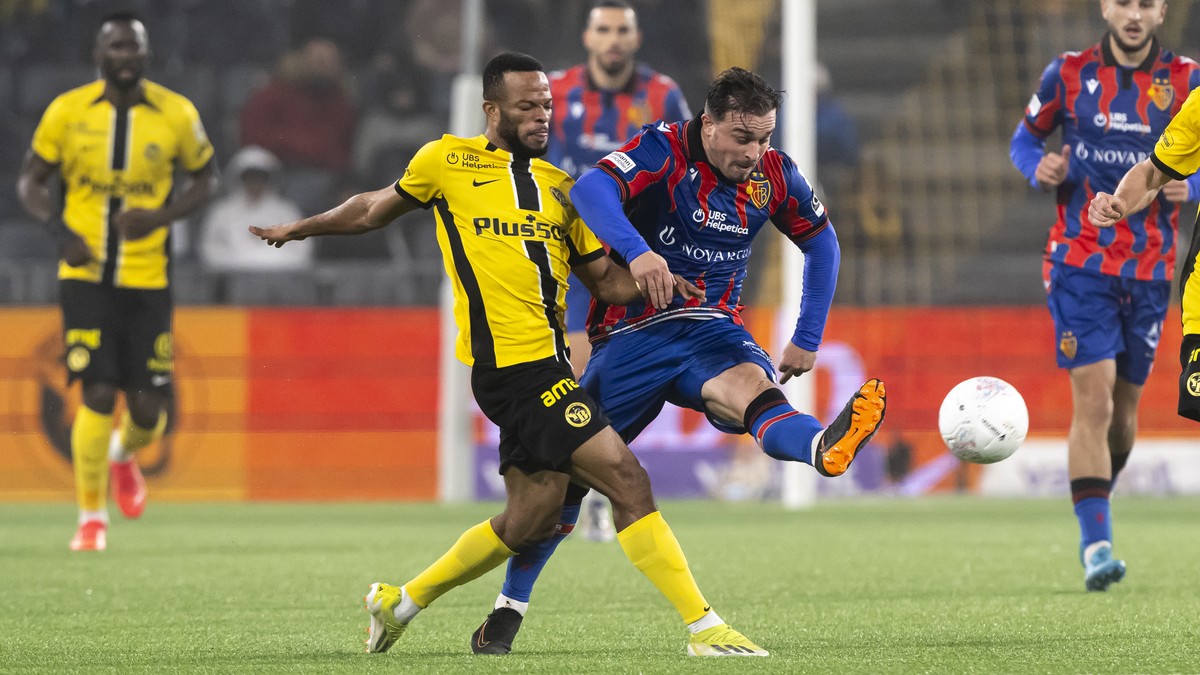Meschack Elia (YB), links, gegen Xherdan Shaqiri (FCB), rechts, im Fussball Meisterschaftsspiel der Super League zwischen BSC Young Boys, YB, und FC Basel 1893, FCB,, im Stadion Wankdorf in Bern, am M ...