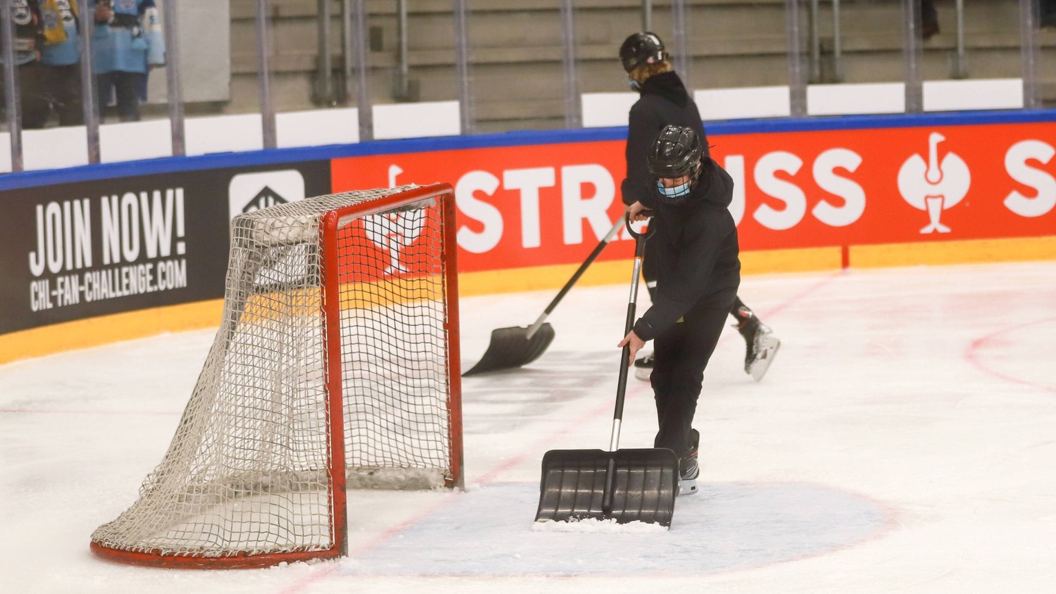 Eishockey l I Herren I Saison 2021/22 I CHL -Champions Hockey League I 5. Spieltag - Gruppe 3 I Sonderjyske Vojens - Rögle BK I 05.10.2021 Kinder fegen das Eis während eines Powerbreaks Vojens Fros Ar ...