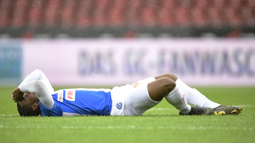 Grasshopper Julien Ngoy liegt am Boden beim Spiel zwischen dem Grasshopper Club Zuerich und dem FC St. Gallen, am Samstag, 4. Mai 2019, im Stadion Letzigrund in Zuerich. (KEYSTONE/Ennio Leanza)