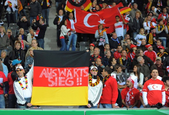 Bildnummer: 06647547 Datum: 08.10.2010 Copyright: imago/Camera 4
Fussball Berlin 08.10.2010 EM Qualifikationsspiel - Deutschland (weiß) vs. Türkei (rot) - Auswärtssieg - Deutsche Fans im Berliner Olym ...