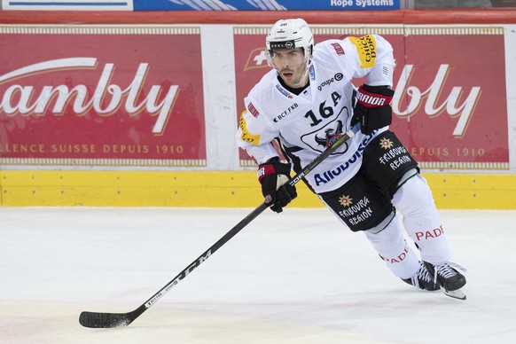 Fribourgs Raphael Diaz waehrend dem Meisterschaftsspiel der National League zwischen den SCL Tigers und dem HC Fribourg-Gotteron, am Freitag, 1. Oktober 2021, im Ilfisstadion in Langnau. (KEYSTONE/Mar ...