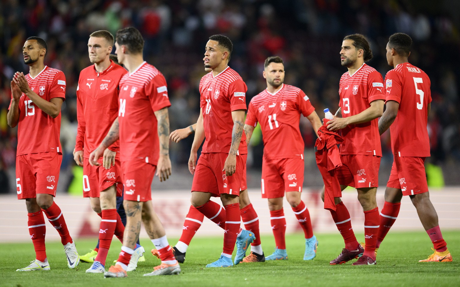 epa10004873 Switzerland players react after the UEFA Nations League soccer match between Switzerland and Spain at the Stade de Geneve stadium in Geneva, Switzerland, 09 June 2022. EPA/LAURENT GILLIERO ...