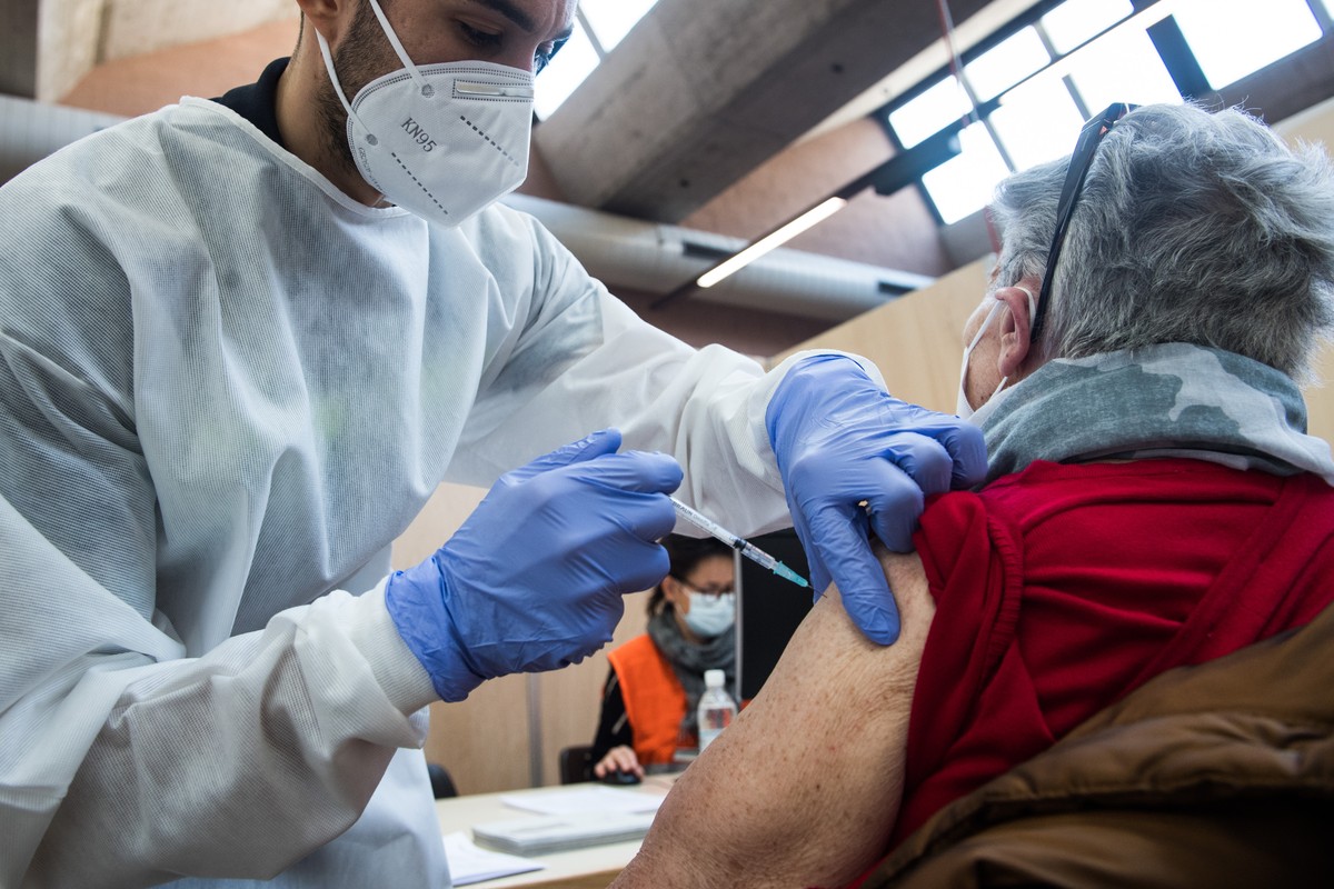 Seniorinnen und Senioren lassen sich bei einer Massenimpfkampagne fuer ueber 85-Jaehrige im Zivilschutzzentrum von Rivera gegen Covid-19 impfen, am Dienstag, 12. Januar 2020. (KEYSTONE/Ti-Press/Alessa ...
