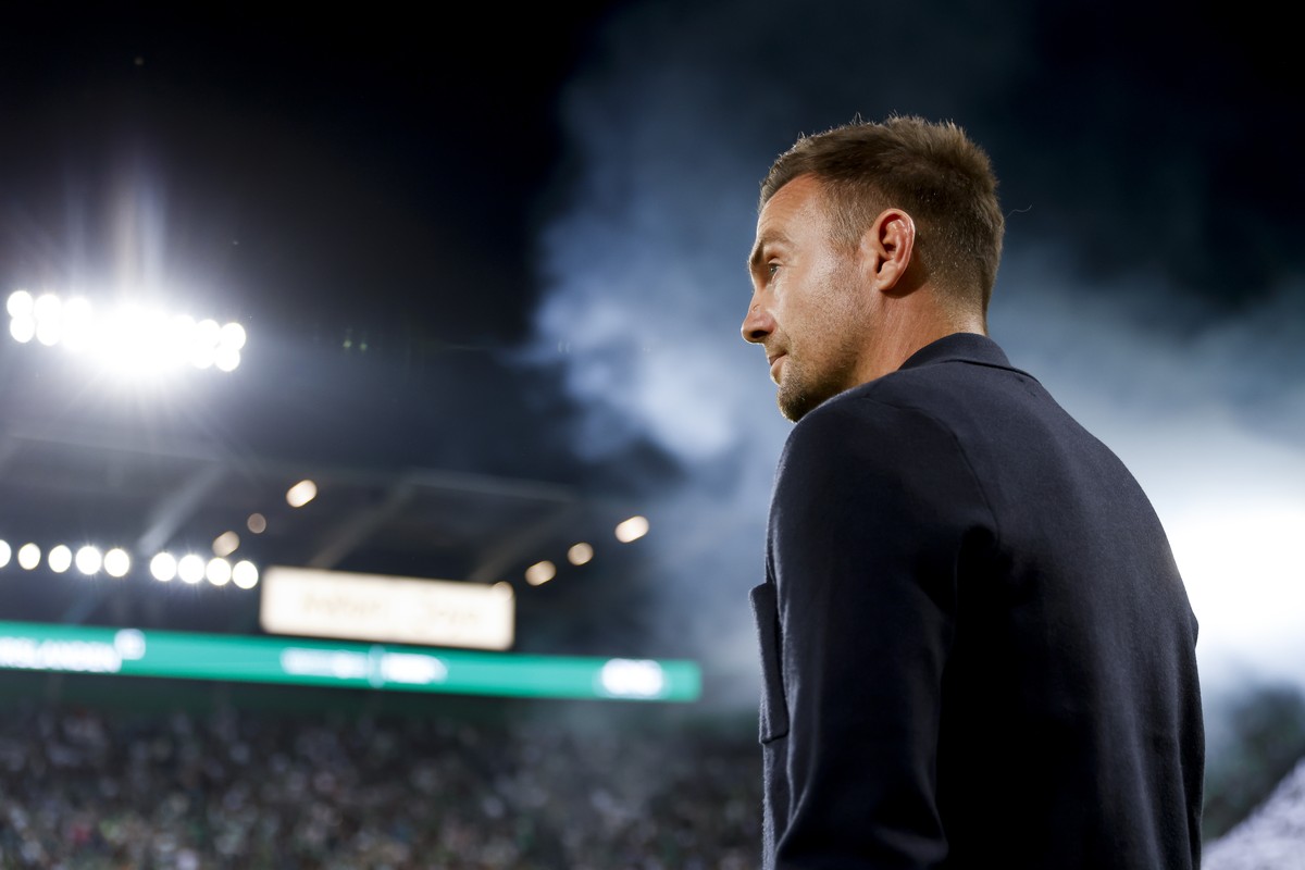 St. Gallen's coach Enrico Maassen reacts during the UEFA Conference League playoff soccer match between FC St. Gallen and Trabzonspor at the Kybunpark stadium in St. Gallen, Switzerland, 22 Augus ...