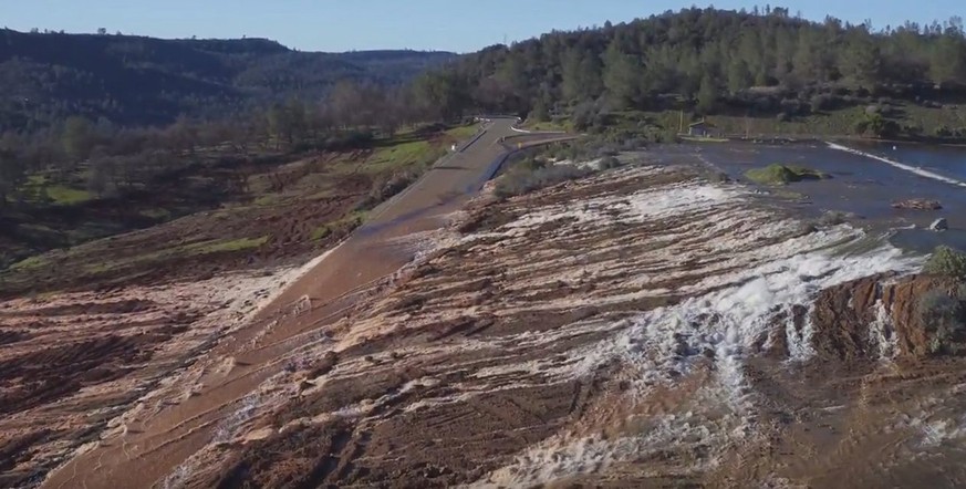 epa05790107 An undated handout photo made available by the California Department of Water Resources (DWR) on 13 February 2017 shows an aerial view of the damaged Oroville spillway in Oroville, Califor ...