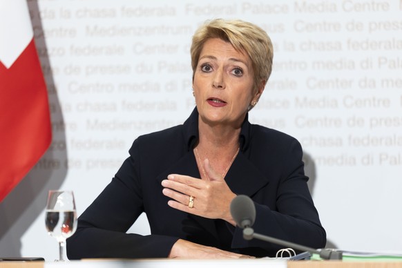 Bundesraetin Karin Keller-Sutter spricht waehrend einer Medienkonferenz des Bundesrates zur Aenderung des Bankengesetzes (Eigenkapitalunterlegung auslaendischer Beteiligungen im Stammhaus von systemre ...