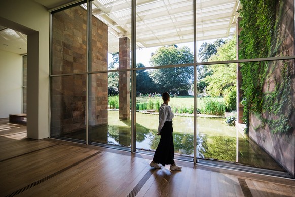 Das von Renzo Piano entworfene Ausstellungsgebäude erlaubt grosszügige Ausblicke auf den umgebenden Park.
