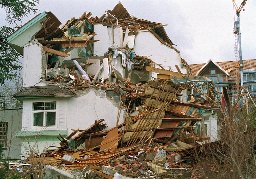 Der orkanartike Sturm Lothar bringt am 26. Dezember 1999, einen Baukran zum Umstuerzen und ein frisch renoviertes Haus in Rueschlikon bei Zuerich beschaedigt. Nach dem Orkan vom 26. Dezember 1999 hat  ...