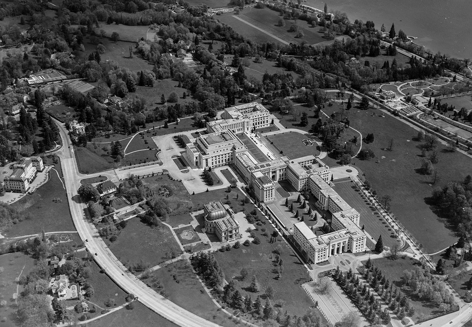 The UN headquarters in Geneva from a bird's eye view, 1954. https://ba.e-pics.ethz.ch/catalog/ETHBIB.Bildarchiv/r/529408/viewmode=infoview
