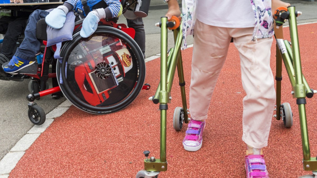 Kinder im Rollstuhl und mit Gehhilfen - rund 54'000 Kinder in der Schweiz haben eine Behinderung. Jedes fünfte dieser Kinder ist in seiner Fähigkeit beeinträchtigt, so zu leben wie andere gleicha ...