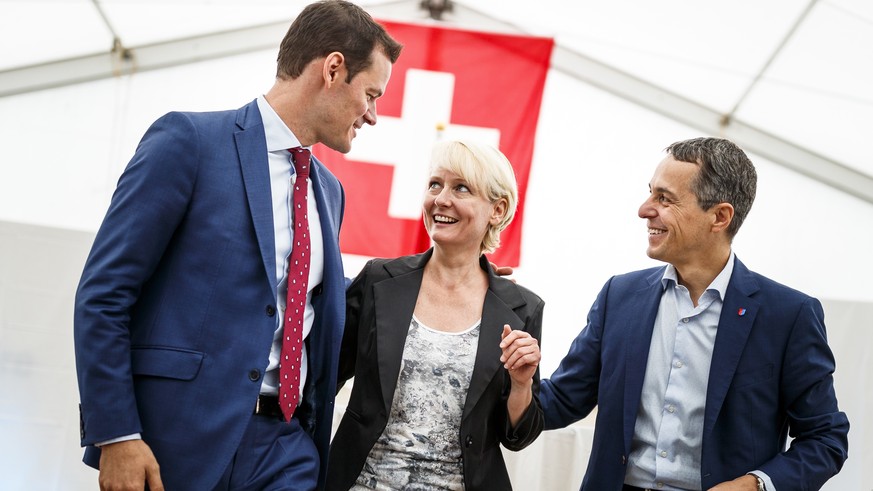 De gauche a droite, le conseiller d&#039;Etat genevois, Pierre Maudet, la conseillere nationale vaudoise, Isabelle Moret, et le conseiller national tessinois, Ignazio Cassis, quittent le podium apres  ...