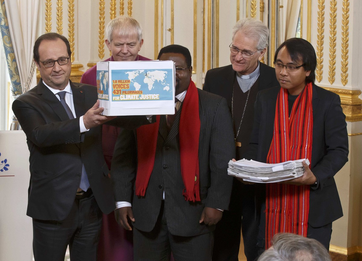 Frankreichs Präsident Hollande präsentiert eine Petition anlässlich der Pariser Konferenz.&nbsp;