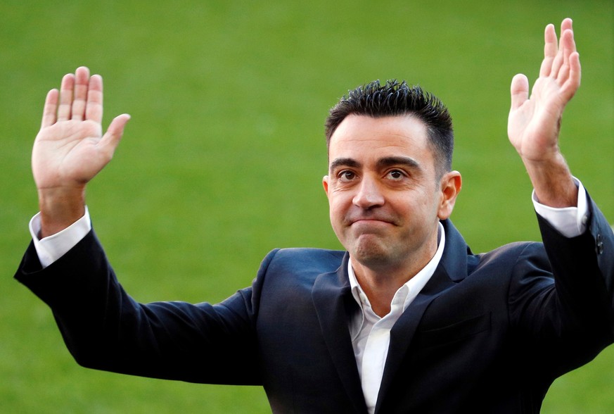 epa09571272 FC Barcelona&#039;s new head coach, Xavi Hernandez, waves to fans during his presentation at Camp Nou stadium in Barcelona, Spain, 08 November 2021. Xavi Hernandez left Al-Sadd club of Qat ...