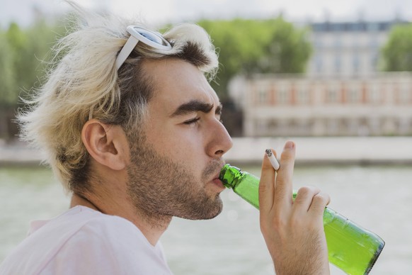 Gehört für viele zusammen, doch das Prestige der beiden Suchtmittel entwickelt sich unterschiedlich: Tabak und Alkohol.