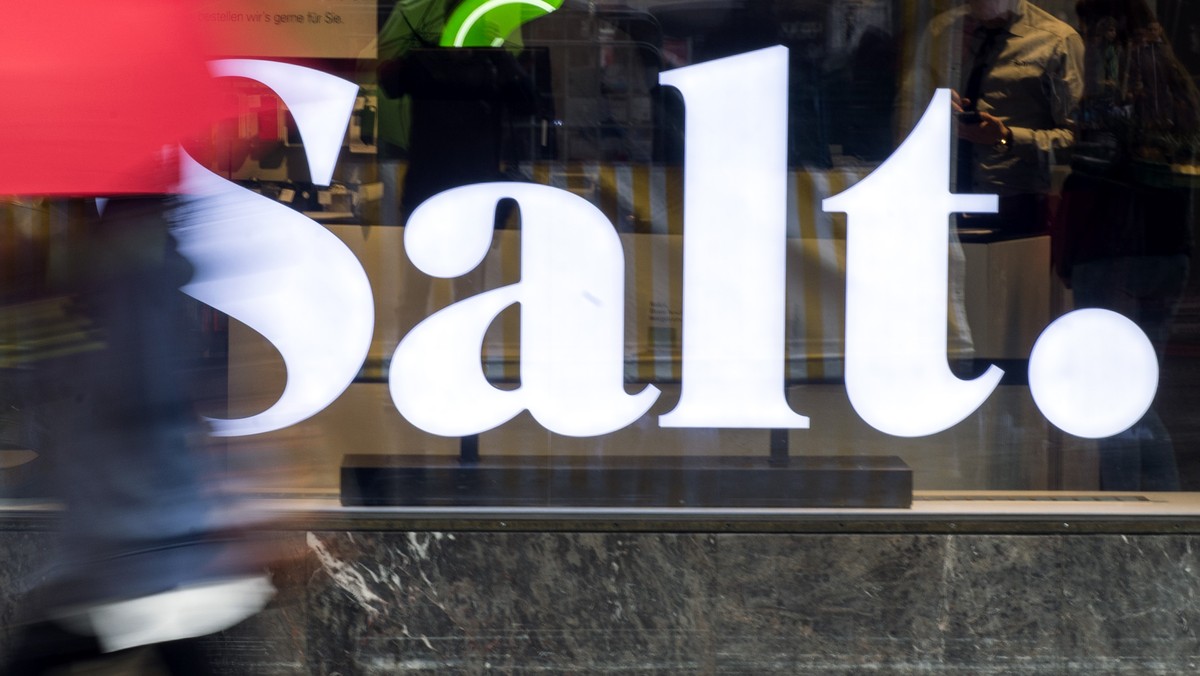 ARCHIVBILD ZUM UMSATZ BEI SALT --- Sicht auf das Salt-Logo am Baerenplatz, am Freitag, 15. Mai 2015, in Bern. Nach der Uebernahme durch den franzoesischen Unternehmer Xavier Niel hat sich der Mobilfun ...