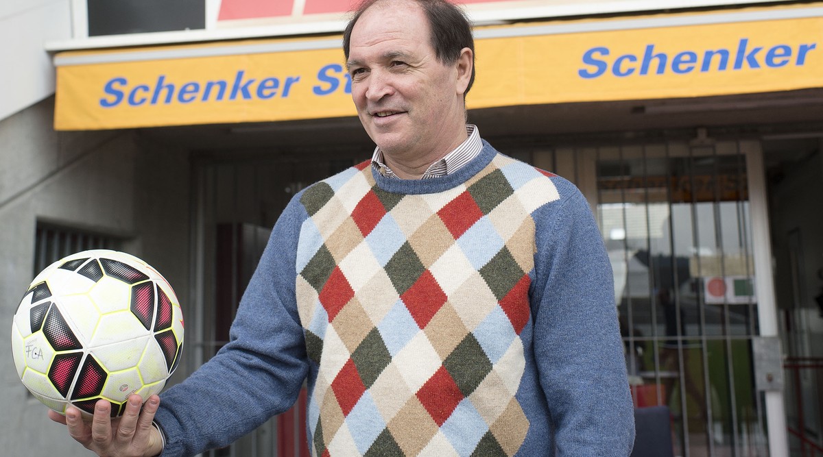 Raimondo Pontes bunt karierte Textilie ist schon jetzt ein kleines Stück Schweizer Fussballgeschichte.