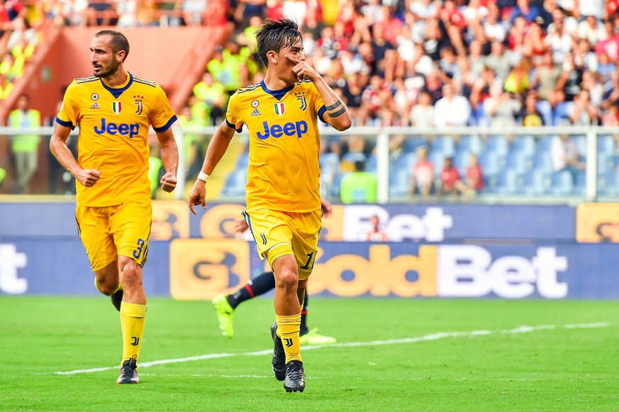 epa06164986 Juventus&#039; Paulo Dybala (R) celebrates after scoring the 2-2 equalizer from the penalty spot during the Italian Serie A soccer match between Genoa CFC and Juventus FC at Luigi Ferraris ...