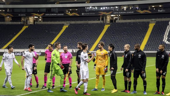 epa08290148 Basel players (L) greet Frankfurt players (R) without touching hands prior to the UEFA Europa League round of 16, first leg, soccer match between Eintracht Frankfurt and FC Basel in Frankf ...