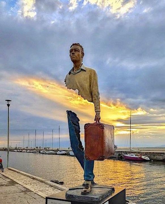 PICDUMP 423 – heute nicht mit Harold, sondern ... 🥁 ... Haryoung. \nAus einer Serie von Skulpturen des französischen Bildhauers Bruno Catalano – «9 Fragmented Travelers»