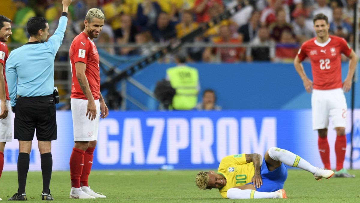 epa06817260 Switzerland's midfielder Valon Behrami (2L) looks at Brazil's forward Neymar as referee Cesar Ramos (L) gives a yellow card during the FIFA World Cup 2018 group E preliminary rou ...