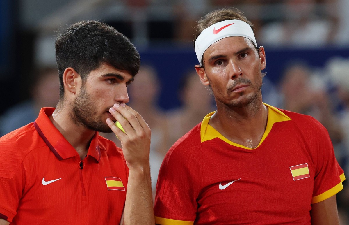 240731 -- PARIS, July 31, 2024 -- Carlos Alcaraz L/Rafael Nadal of Spain react during the man s doubles quarter-final of tennis against Austin Krajicek/Rajeev Ram of the United States at Paris 2024 Ol ...