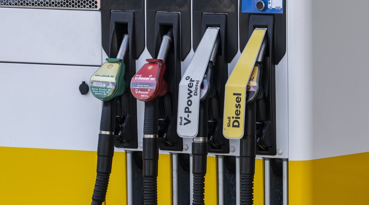 Des pistolets de distribution pour station d'essence sont photographies dans une station-service Shell, ce jeudi 10 mars 2022 a Geneve. Les prix de l'essence sont a un niveau sans precedent, ...