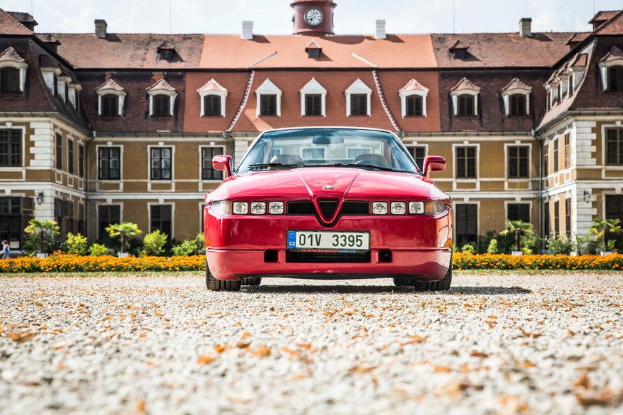 Alfa Romeo SZ Robert Opron 
Der Alfa Romeo ES 30 war ein Sportwagen, den der italienische Automobilhersteller Alfa Romeo als Coupé (SZ) und als Roadster (RZ) in limitierter Stückzahl zwischen Frühjahr ...