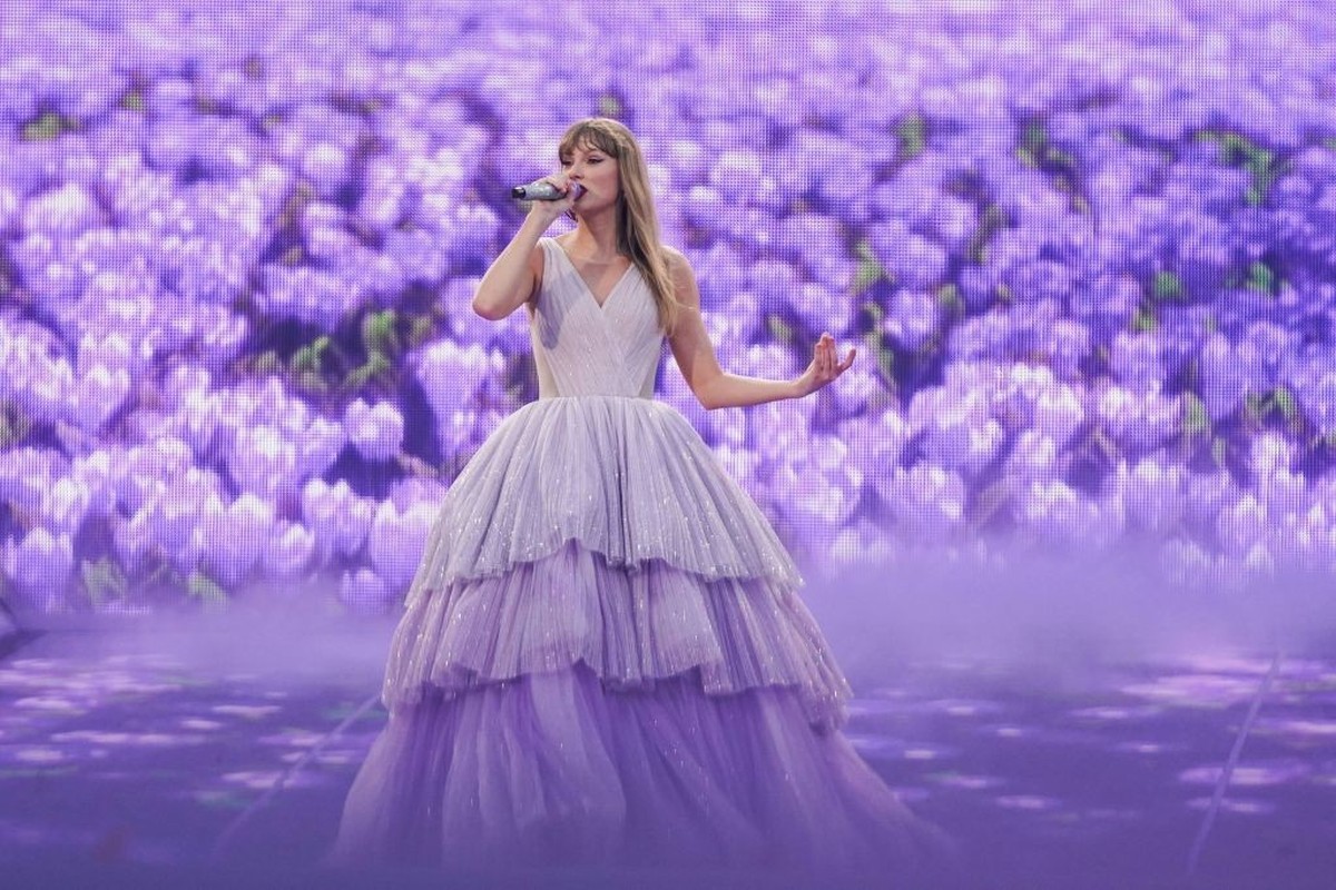 MUNICH, GERMANY - JULY 27: (EDITORIAL USE ONLY. NO STANDALONE PUBLICATION USE (NO SPECIAL INTEREST OR SINGLE ARTIST PUBLICATION USE; NO BOOK USE)) Taylor Swift performs onstage during "Taylor Swi ...