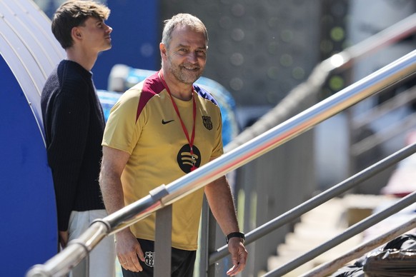 epa12062055 FC Barcelona&#039;s head coach Hansi Flick attends a training session of the team in Barcelona, Catalonia, Spain, 29 April 2025. FC Barcelona face Inter Milan in a UEFA Champions League se ...