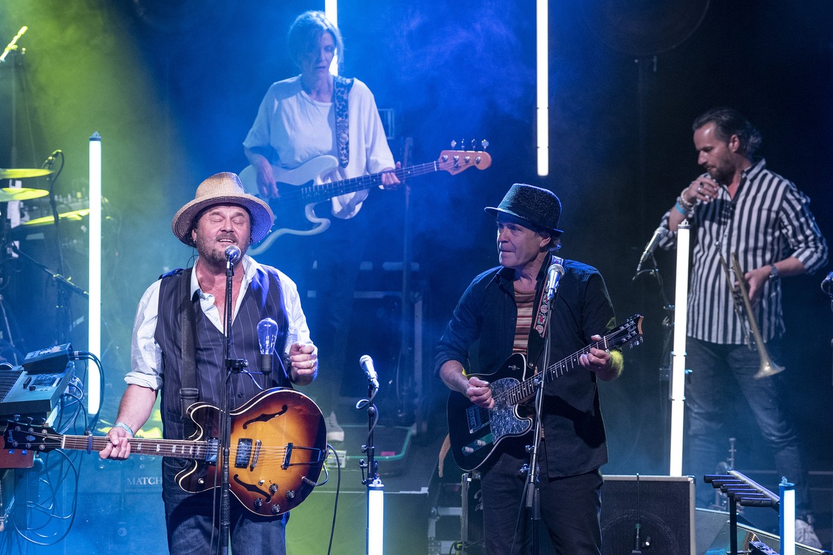 Die Band Patent Ochsner spielt bei einem Pilotversuch vor Publikum, am Montag, 21. Juni 2021, in Bern. Rund fuenfhundert Personen duerfen ohne Maske an dieser Veranstaltung teilnehmen. Sie muessen gei ...