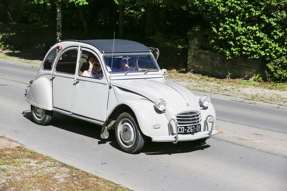 Citroen 2CV Ente, Oldtimer Fahrt 4. Embouteillage de la N12 nach Landerneau, Departement Finistere Penn-ar-Bed, Region Bretagne Breizh, Frankreich *** Citroen 2CV duck, vintage car ride 4 Embouteillag ...