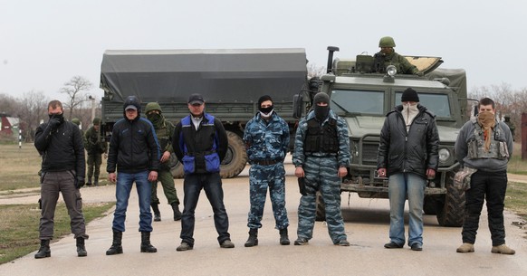 Prorussische Bewaffnete blockieren den Eingang zur ukrainischen Militärbasis in Bilbek.