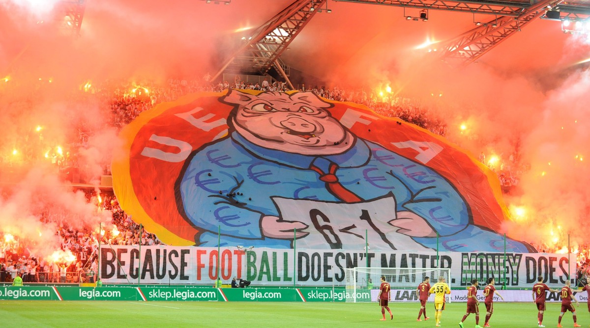 Die Anhänger von Legia Warschau demonstrierten mit einem Transparent und viel Pyro.