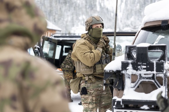 Un militaire participe a un exercice lors d'un point de presse sur l'entrainement conjoint des formations militaire d'infanterie suisse et francaise dans le secteur de l'Hongrin ce ...