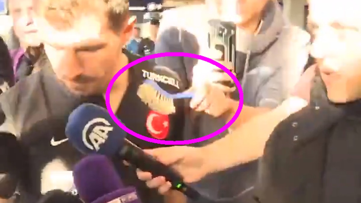 Die Bürste beim Interview kam in der Türkei nicht gut an – mehrere isländische Sportjournalisten wurden bedroht.