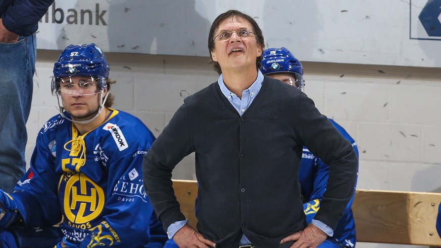 HCD Coach Arno Del Curto nach dem Schlusspfiff, aufgenommen am Samstag, 27. Oktober 2018, beim Eishockey National League-Spiel zwischen dem HC Davos gegen den HC Lugano in der Vaillant Arena in Davos. ...