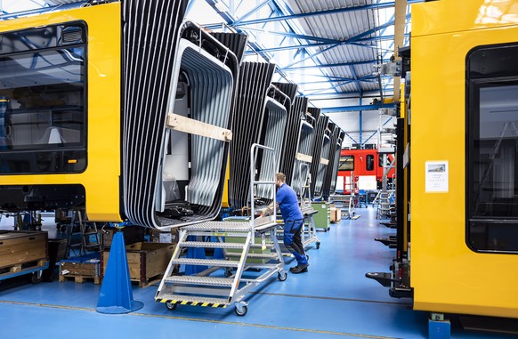 Ein Mitarbeiter an der Arbeit in einer Produktionshalle der Stadler Rail, aufgenommen am Mittwoch, 15. Maerz 2023 in Bussnang. (KEYSTONE/Michael Buholzer).
