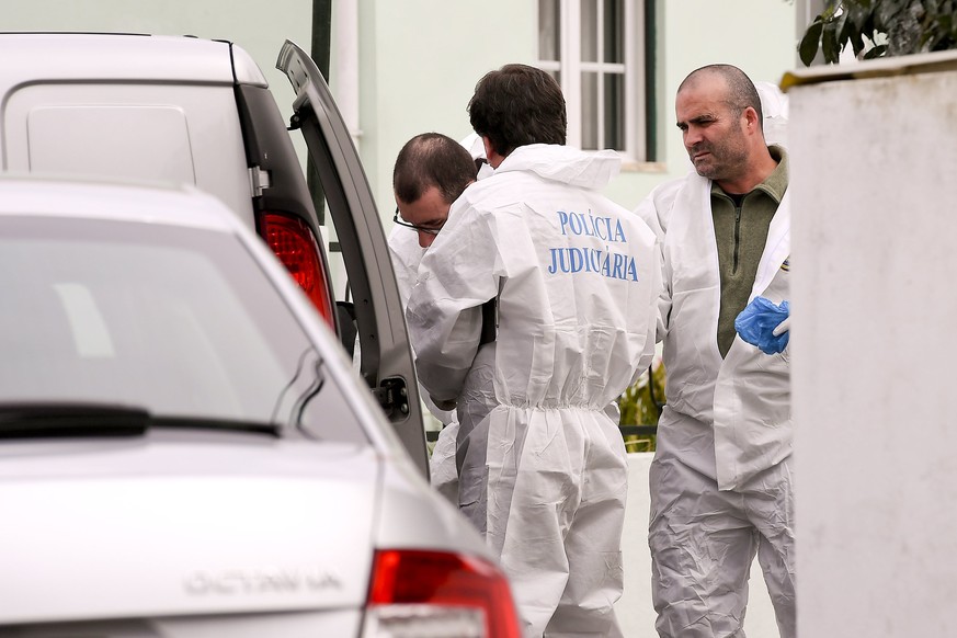 epa05867908 Members of the Portuguese investigation police work at the site where four bodies were found, in the parish of Sao Verissimo, municipality of Barcelos, northern Portugal, 24 March 2017. Po ...
