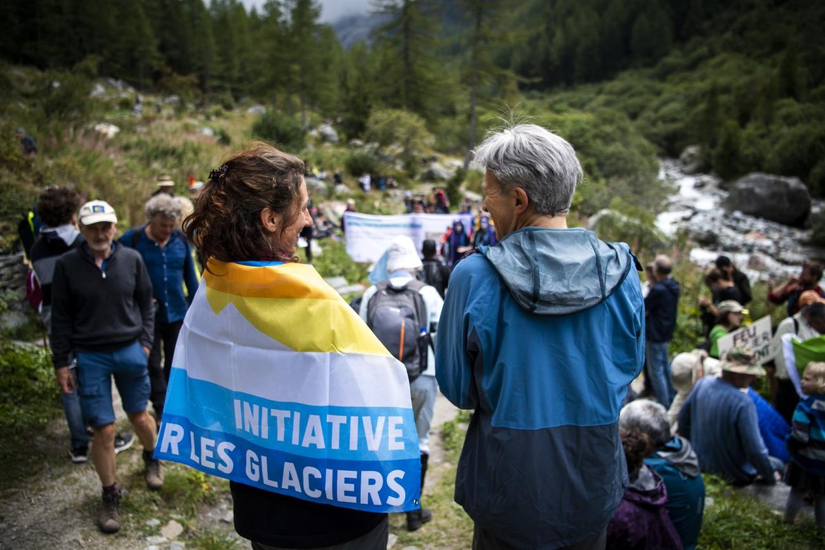 Des personnes manifestent lors d'un "hommage a nos glaciers", une commemoration pour les glaciers disparus au pied du glacier du Trient organise par l?Alliance Climatique et de nombreus ...
