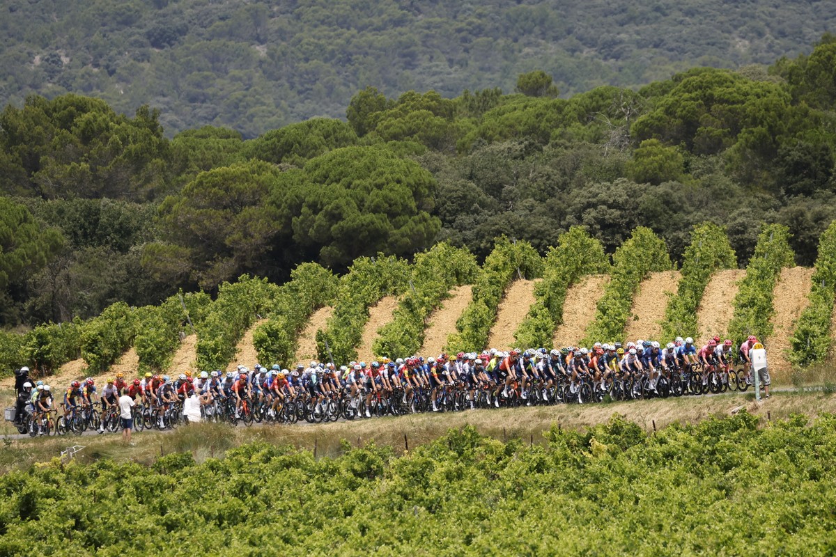 epa11483283 The peloton in action during the 17th stage of the 2024 Tour de France cycling race over 177km from Saint-Paul-Trois-Chateaux to Superdevoluy, France, 17 July 2024. EPA/SEBASTIEN NOGIER