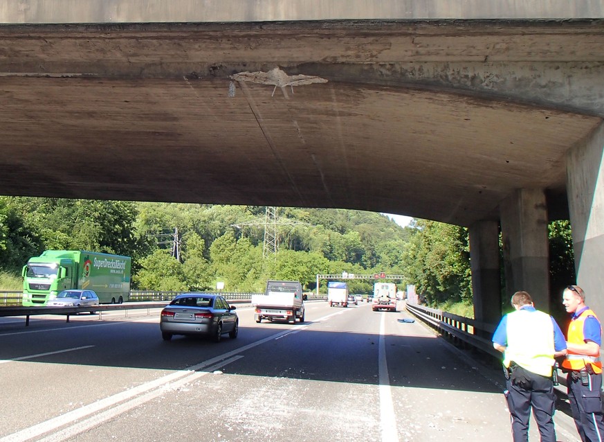 A3-Brücke in Rheinfelden AG getroffen.