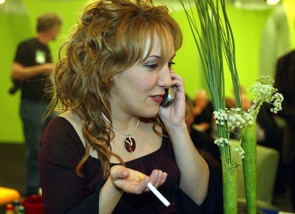 EST02 - 20020525 - TALLINN, ESTONIA : Sandrine Francois of France phones with her handy in the green room of The European Song Contest in Tallinn on Saturday, 25 May 2002. EPA PHOTO LEHTIKUVA/JUSSI NU ...