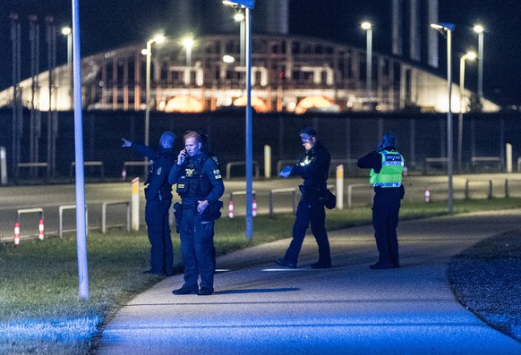 epa12398542 Danish police officers are present at Copenhagen Airport, planes cannot land or take off due to drone sightings, in Copenhagen, Denmark 22 September 2025. EPA/STEVEN KNAP DENMARK OUT