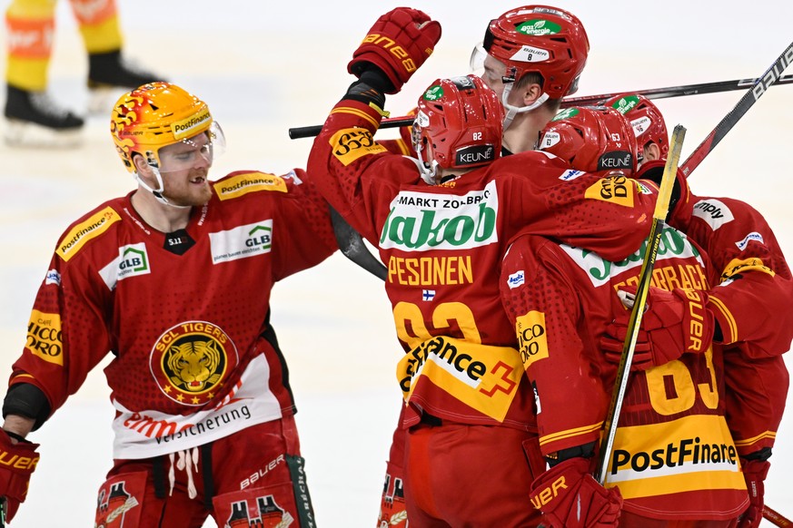 Tigers Postfinance Topscorer Sean Malone, Tigers Harry Pesonen, Tigers Saku Maeenalanen, Tigers Dario Rohrbach, Tigers Vili Saarijaevi, von links, jubeln beim 2:1 beim Eishockey-Qualifikationsspiel de ...