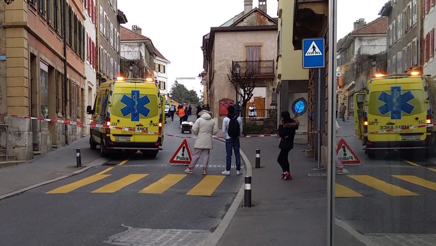 In Grandson kam es am Samstag, 29. Februaer 2020 zu einer Schussabgabe. Die Polizei ist mit einem Grossaufgebot vor Ort und hat die Innenstadt abgeriegelt. (KEYSTONE/Laurent Aubert)