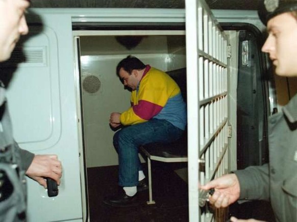 Der sogenannte Uzi-Killer wird am 17. Februar 1997 nach dem ersten Prozesstag weggebracht. Einen Tag später wird er zu lebenslanger Haft verurteilt.