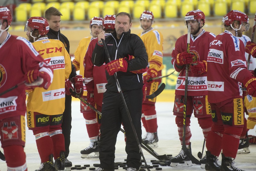 Heinz Ehlers, neuer Headcoach der SCL Tigers, gibt seinen Spielern Anweisungen, waehrend dem Eistraining am Monatg, 3. Oktober 2016, in der Ilfishalle in Langnau. Heinz Ehlers uebernimmt die Nachfolge ...